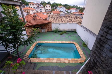 Casa à venda com 293m², 4 quartos e 3 vagas Casa à venda com 293m², 4 quartos e 3 vagasPiscina