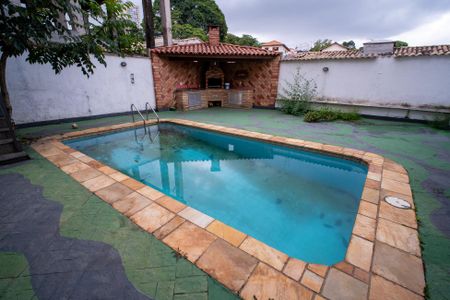 Casa à venda com 293m², 4 quartos e 3 vagas Casa à venda com 293m², 4 quartos e 3 vagasPiscina