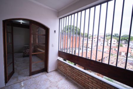 Casa à venda com 293m², 4 quartos e 3 vagas Casa à venda com 293m², 4 quartos e 3 vagasVaranda