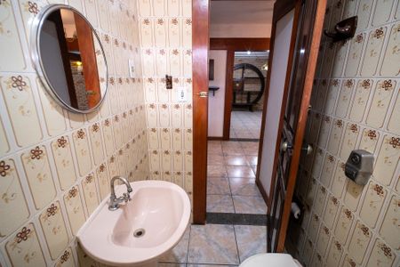 Casa à venda com 293m², 4 quartos e 3 vagas Casa à venda com 293m², 4 quartos e 3 vagasBanheiro 2