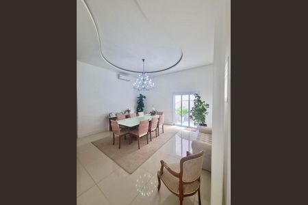 Casa de condomínio à venda com 272m², 4 quartos e 4 vagasSala