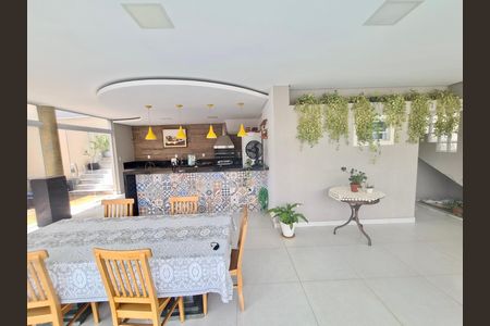 Casa de condomínio à venda com 272m², 4 quartos e 4 vagasÁrea externa