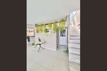 Casa de condomínio à venda com 272m², 4 quartos e 4 vagasÁrea externa