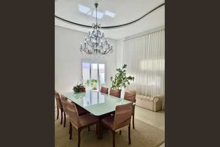 Casa de condomínio à venda com 272m², 4 quartos e 4 vagasSala