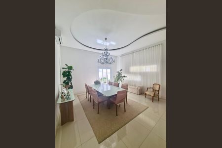 Casa de condomínio à venda com 272m², 4 quartos e 4 vagasSala