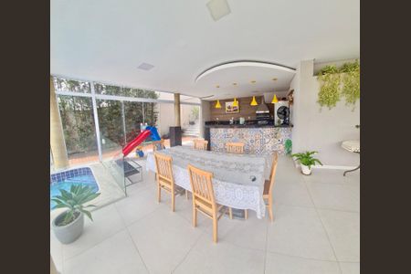 Casa de condomínio à venda com 272m², 4 quartos e 4 vagasÁrea externa