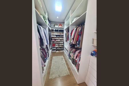 Casa de condomínio à venda com 272m², 4 quartos e 4 vagasCloset