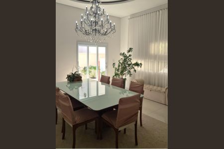 Casa de condomínio à venda com 272m², 4 quartos e 4 vagasSala