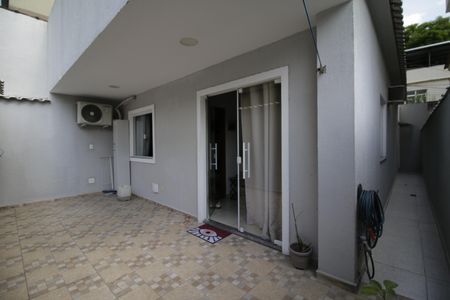Casa de condomínio à venda com 170m², 2 quartos e 1 vagaQuintal