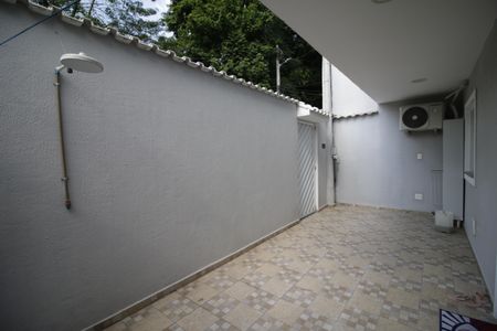 Casa de condomínio à venda com 170m², 2 quartos e 1 vagaQuintal