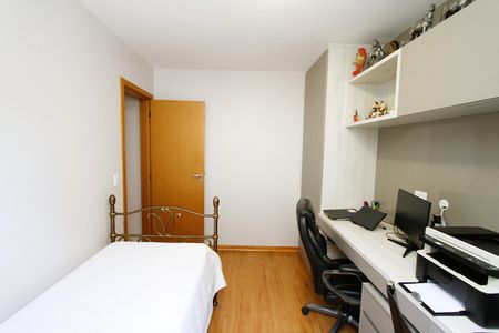 Apartamento à venda com 77m², 3 quartos e 2 vagasQuarto 2