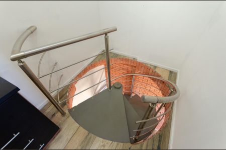 Apartamento para alugar com 68m², 2 quartos e 1 vaga Apartamento para alugar com 68m², 2 quartos e 1 vagaEscada