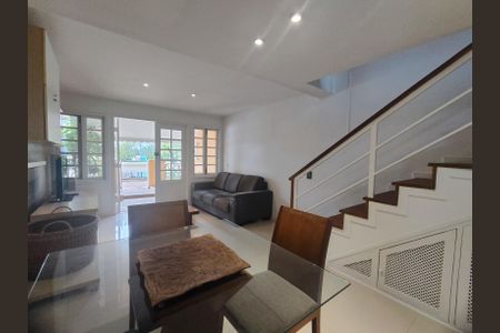 Casa de condomínio à venda com 137m², 4 quartos e 2 vagas Casa de condomínio à venda com 137m², 4 quartos e 2 vagasSala