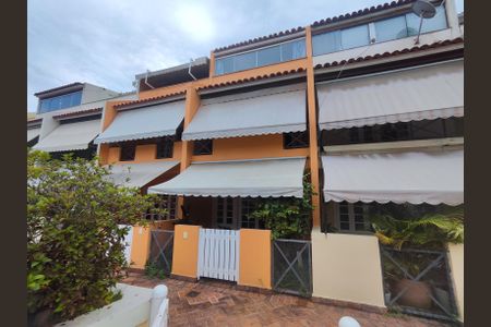 Casa de condomínio à venda com 137m², 4 quartos e 2 vagasFachada
