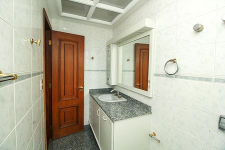 Apartamento à venda com 300m², 5 quartos e 5 vagasBanheiro da Suíte 2