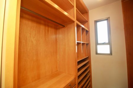 Apartamento à venda com 300m², 5 quartos e 5 vagasCloset  1