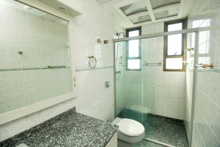 Apartamento à venda com 300m², 5 quartos e 5 vagasBanheiro da Suíte 2