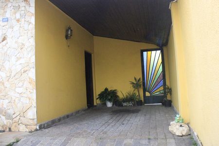 Casa à venda com 250m², 3 quartos e 3 vagasFachada e garagem