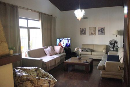 Casa à venda com 250m², 3 quartos e 3 vagasSala