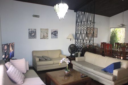 Casa à venda com 250m², 3 quartos e 3 vagasSala