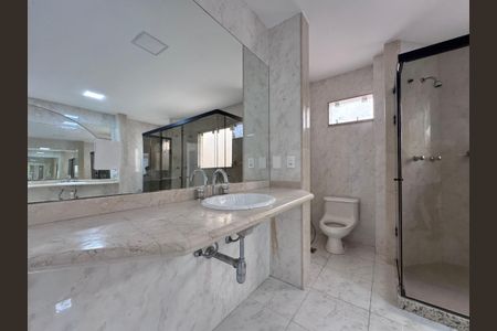 Casa à venda com 600m², 4 quartos e 7 vagasSuíte 1 - Banheiro