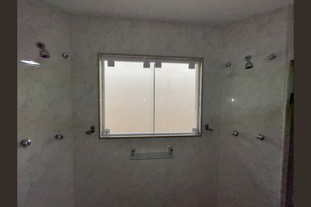 Casa à venda com 600m², 4 quartos e 7 vagasSuíte 1 - Banheiro
