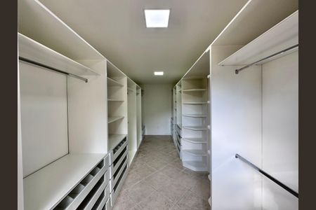 Casa à venda com 600m², 4 quartos e 7 vagasSuíte 1 - Closet