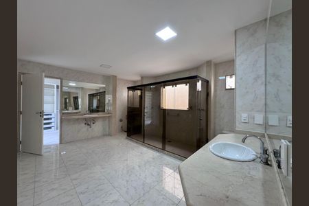 Casa à venda com 600m², 4 quartos e 7 vagasSuíte 1 - Banheiro