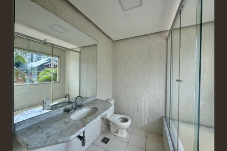 Casa à venda com 600m², 4 quartos e 7 vagasSuíte 3 - Banheiro