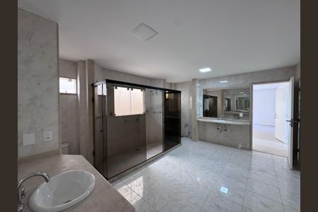 Casa à venda com 600m², 4 quartos e 7 vagasSuíte 1 - Banheiro