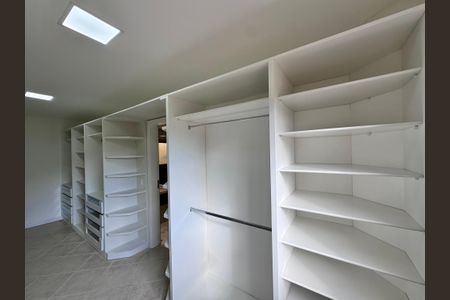 Casa à venda com 600m², 4 quartos e 7 vagasSuíte 1 - Closet