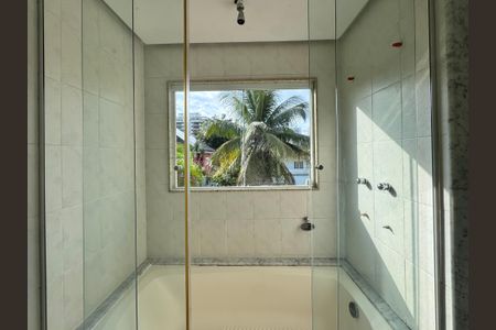 Casa à venda com 600m², 4 quartos e 7 vagasSuíte 3 - Banheiro