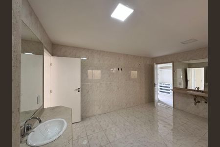 Casa à venda com 600m², 4 quartos e 7 vagasSuíte 1 - Banheiro