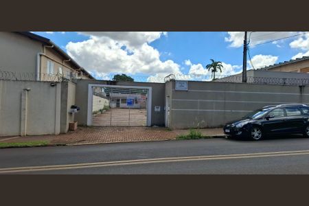 Casa de condomínio para alugar com 48m², 2 quartos e 1 vagaPlaca instalada em 09/04 com o código YEQA-99