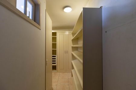 Casa à venda com 432m², 5 quartos e 4 vagasCloset da suíte 1