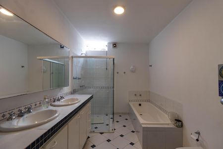 Casa à venda com 432m², 5 quartos e 4 vagasBanheiro da Suíte 1