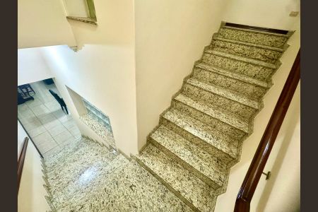 Casa à venda com 230m², 4 quartos e 4 vagasEscada 