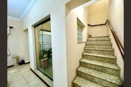 Casa à venda com 230m², 4 quartos e 4 vagasEscada 