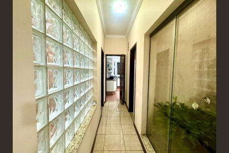 Casa à venda com 230m², 4 quartos e 4 vagasCorredor 