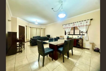 Casa à venda com 230m², 4 quartos e 4 vagasSala