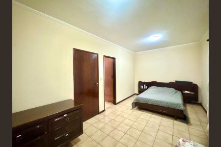Casa à venda com 230m², 4 quartos e 4 vagasQuarto Suíte