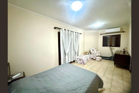 Casa à venda com 230m², 4 quartos e 4 vagasQuarto Suíte