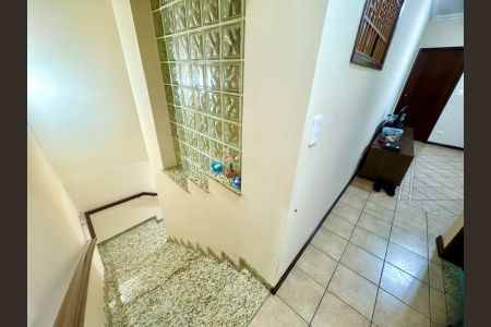 Casa à venda com 230m², 4 quartos e 4 vagasEscada 