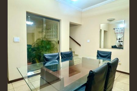 Casa à venda com 230m², 4 quartos e 4 vagasSala