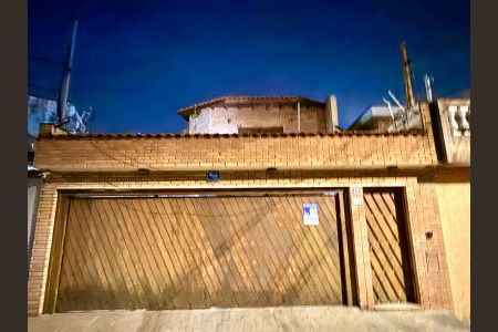 Casa à venda com 230m², 4 quartos e 4 vagasPlaca instalada na fachada do imóvel 