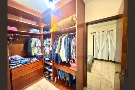 Casa à venda com 230m², 4 quartos e 4 vagasCloset da suíte