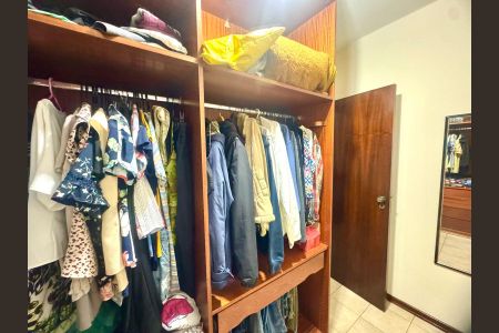 Casa à venda com 230m², 4 quartos e 4 vagasCloset da suíte