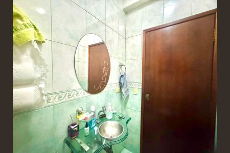 Casa à venda com 230m², 4 quartos e 4 vagasBanheiro 2