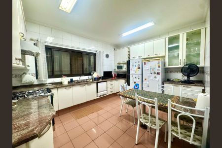 Casa à venda com 230m², 4 quartos e 4 vagasCozinha