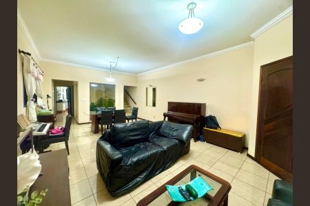 Casa à venda com 230m², 4 quartos e 4 vagasSala